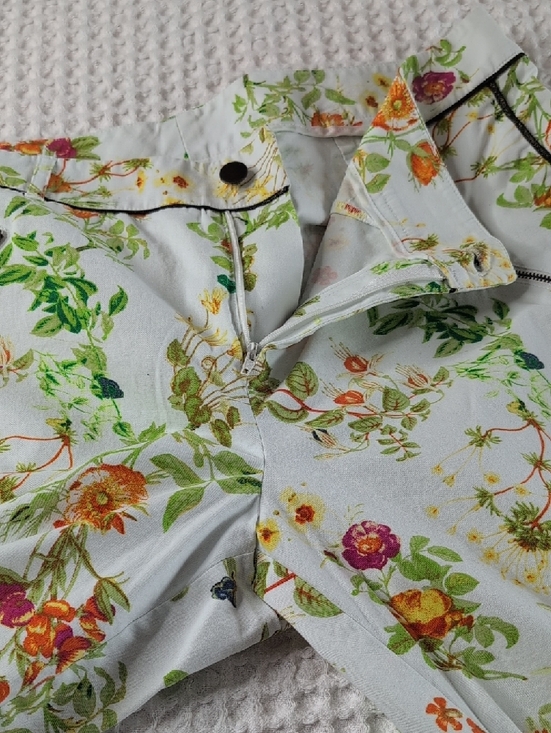 Disney Alice Floral Print White Crop Pants with Green and Orange Accents - Picture 5 of 9